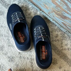 Only worn once navy blue sketchers